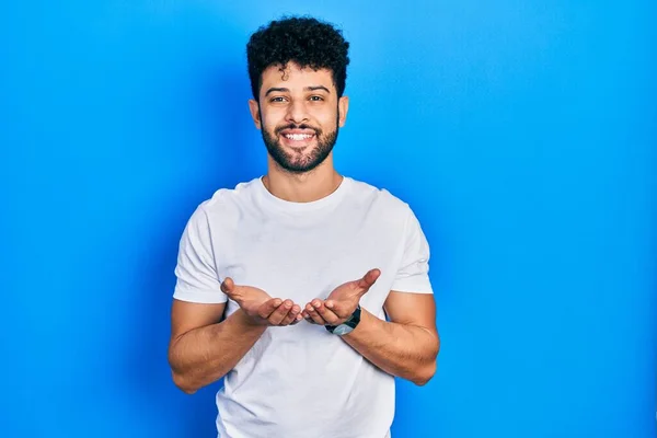 Jonge Arabische Man Met Baard Casual Wit Shirt Glimlachend Met — Stockfoto