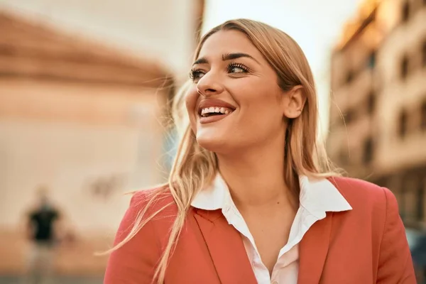 Joven Mujer Negocios Rubia Sonriendo Feliz Pie Ciudad — Foto de Stock