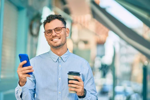 Jovem Empresário Hispânico Usando Smartphone Bebendo Café Cidade — Fotografia de Stock