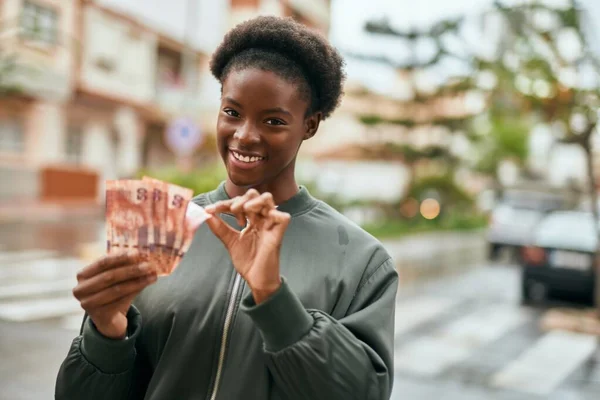 Joven Afroamericana Chica Sonriendo Contando Feliz Sur África Rands Ciudad — Foto de Stock