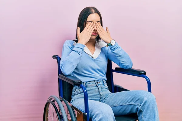 Красивая Женщина Голубыми Глазами Сидящая Инвалидной Коляске Потирая Глаза Усталости — стоковое фото