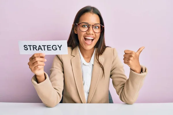 Mooie Latijns Amerikaanse Zakenvrouw Houden Strategie Woord Papier Duim Wijzen — Stockfoto