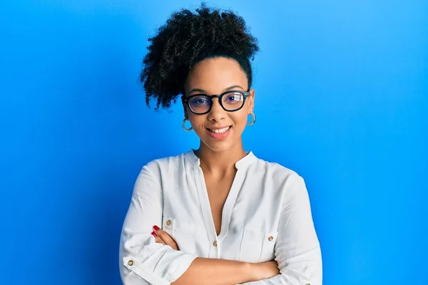 Chica Afroamericana Joven Con Ropa Casual Gafas Cara Feliz Sonriendo —  Fotos de Stock