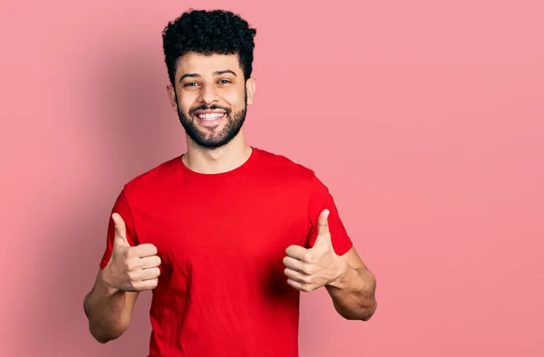 Jonge Arabische Man Met Baard Draagt Casual Rood Shirt Succes — Stockfoto