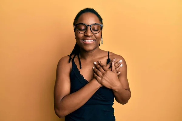 Mujer Afroamericana Con Pelo Trenzado Vistiendo Ropa Casual Gafas Sonriendo —  Fotos de Stock