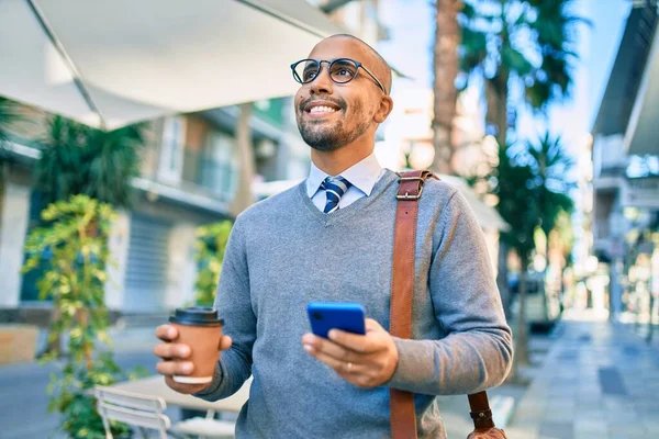 Jovem Empresário Afro Americano Usando Smartphone Bebendo Tirar Café Cidade — Fotografia de Stock