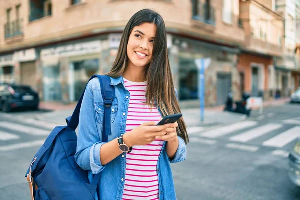 Jovem Estudante Hispânico Menina Sorrindo Feliz Usando Smartphone Cidade — Fotografia de Stock