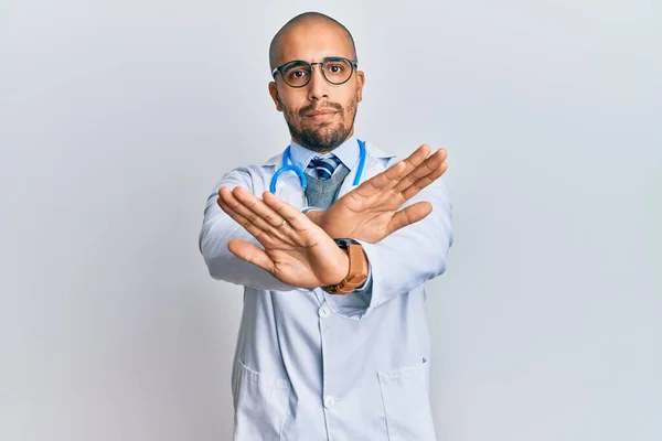 Latijns Amerikaanse Volwassen Man Doktersuniform Stethoscoop Afwijzing Expressie Kruising Armen — Stockfoto