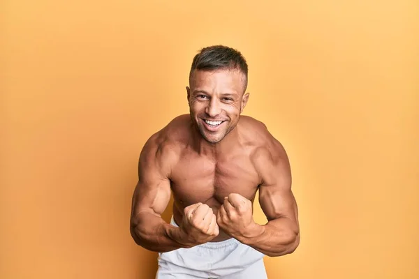 Hombre Guapo Bodybuldier Posando Sexy Mostrando Músculo Torso Sin Camisa — Foto de Stock