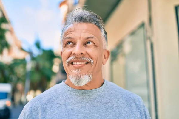 Medioevo Ispanico Uomo Dai Capelli Grigi Sorridente Felice Piedi Alla — Foto Stock