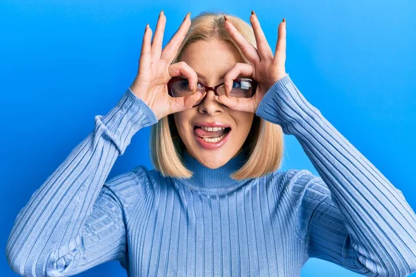 Eine Junge Blonde Frau Lässiger Kleidung Und Brille Die Eine — Stockfoto