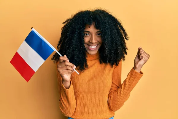 Африканская Американка Афроволосами Держа Флаг Франции Гордостью Празднует Победу Успех — стоковое фото