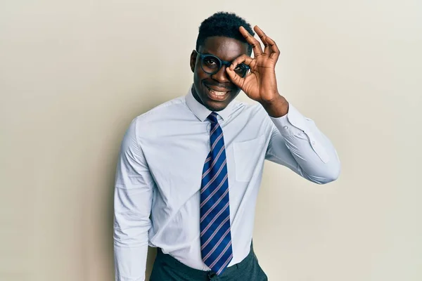 Hombre Negro Guapo Con Gafas Camisa Negocios Corbata Haciendo Buen —  Fotos de Stock