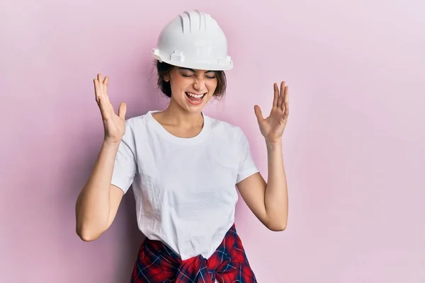 Junge Kaukasische Frau Mit Bollenhut Feiert Verrückt Und Verrückt Nach — Stockfoto