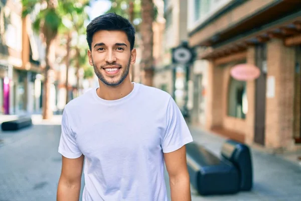 Joven Latino Sonriendo Feliz Caminando Por Ciudad —  Fotos de Stock