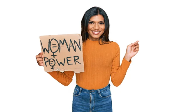 Joven Transexual Latina Mujer Transexual Sosteniendo Bandera Poder Mujer Sonriendo — Foto de Stock