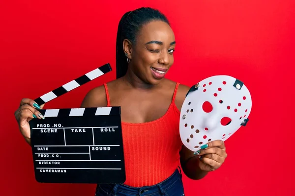 Genç Afro Amerikan Kadın Elinde Video Film Panosu Korku Maskesi — Stok fotoğraf
