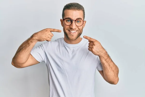Jovem Caucasiano Vestindo Roupas Casuais Óculos Sorrindo Alegre Mostrando Apontando — Fotografia de Stock