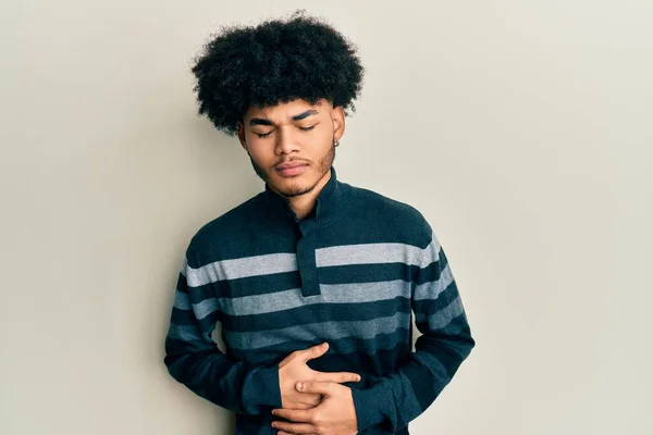 Junge Afrikanisch Amerikanische Mann Mit Afro Haaren Trägt Lässige Kleidung — Stockfoto