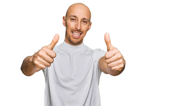 Homem Careca Com Barba Vestindo Camisa Branca Casual Aprovando Fazer — Fotografia de Stock