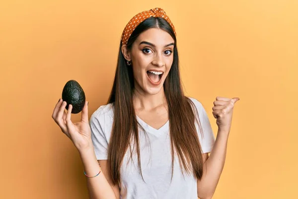 Schöne Brünette Junge Frau Mit Avocado Die Den Daumen Zur — Stockfoto