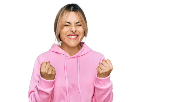 Jonge Blanke Vrouw Draagt Casual Sweatshirt Opgewonden Voor Succes Met — Stockfoto