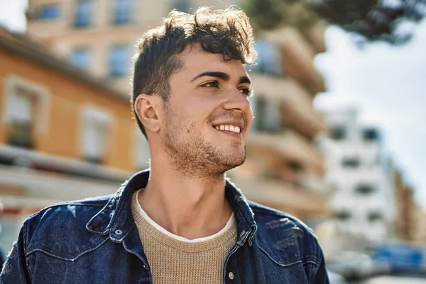 Νεαρός Ισπανός Χαμογελάει Ευτυχισμένος Στην Πόλη — Φωτογραφία Αρχείου