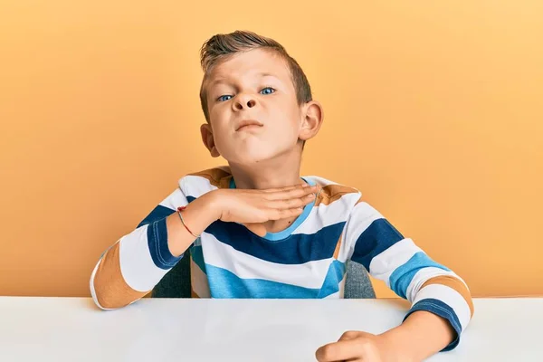 Adorabile Ragazzo Caucasico Che Indossa Abiti Casual Seduto Sul Tavolo — Foto Stock