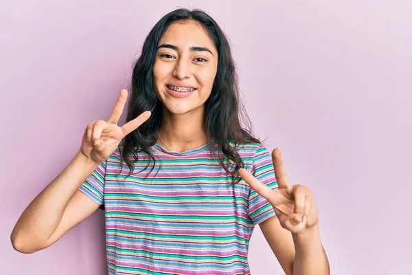 Menina Adolescente Hispânica Com Aparelho Dentário Vestindo Roupas Casuais Sorrindo — Fotografia de Stock