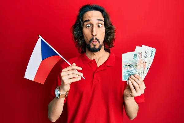 Joven Hombre Hispano Sosteniendo Bandera República Checa Billetes Corea Haciendo —  Fotos de Stock