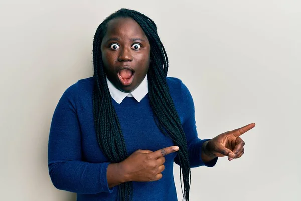 Jeune Femme Noire Avec Des Tresses Pointant Vers Haut Avec — Photo