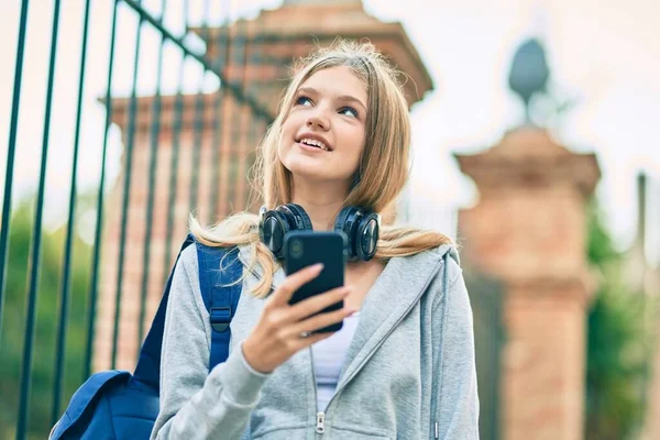 美しいです白人学生ティーネージャー笑顔幸せな使用スマートフォンで市内 — ストック写真