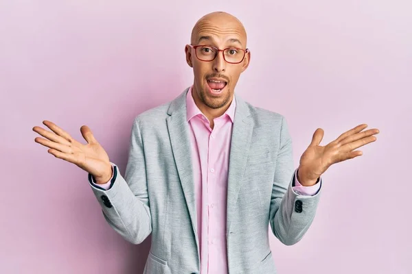 Bald Man Med Skägg Bär Affärskläder Och Glasögon Firar Seger — Stockfoto