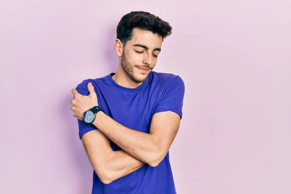 Νεαρός Ισπανός Που Φοράει Casual Shirt Αγκαλιάζοντας Τον Εαυτό Του — Φωτογραφία Αρχείου