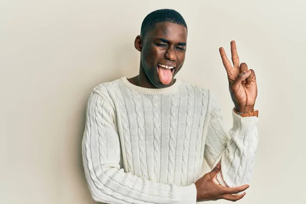 Joven Hombre Afroamericano Vistiendo Ropa Casual Sonriendo Con Cara Feliz —  Fotos de Stock