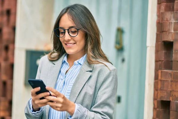 Genç Spanyol Kadını Şehirde Akıllı Telefon Kullanarak Mutlu Gülümsüyor — Stok fotoğraf