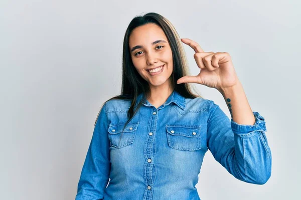 Junge Hispanische Frau Lässiger Jeansjacke Lächelnd Und Selbstbewusst Gestikulierend Mit — Stockfoto