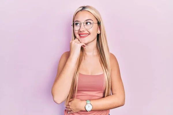 Young Blonde Girl Wearing Casual Clothes Hand Chin Thinking Question — Stock Photo, Image