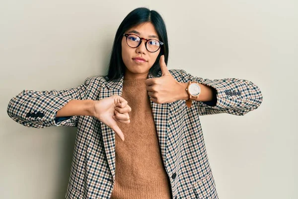 Junge Chinesin Mit Businessstil Und Brille Die Daumen Nach Oben — Stockfoto