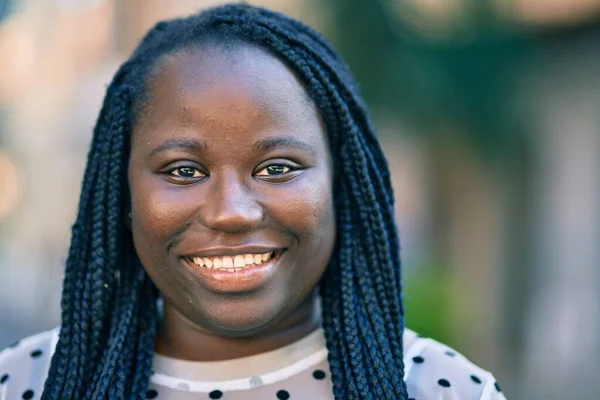 Ung Afrikansk Amerikansk Kvinna Ler Lycklig Stående Vid Staden — Stockfoto