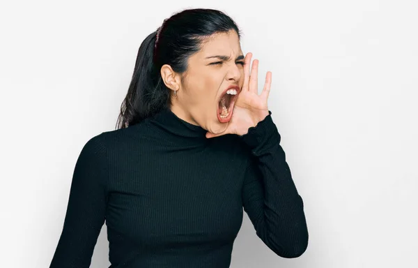Young Hispanic Woman Wearing Casual Clothes Shouting Screaming Loud Side — Stock Photo, Image