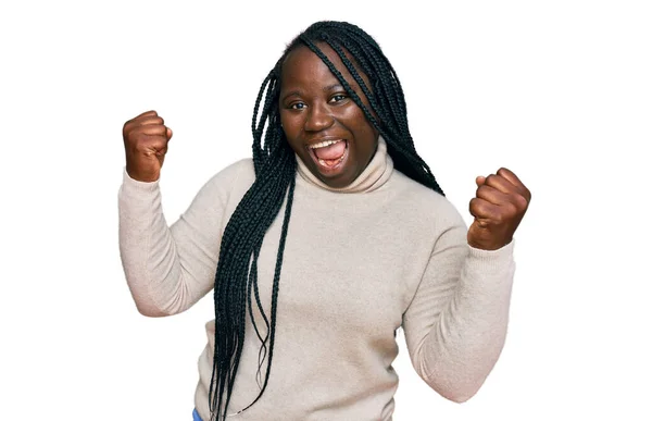 Молодая Черная Женщина Косичками Носить Случайные Зимний Свитер Кричать Гордо — стоковое фото