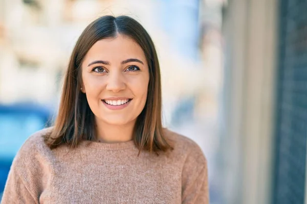 Joven Mujer Hispana Sonriendo Feliz Pie Ciudad —  Fotos de Stock