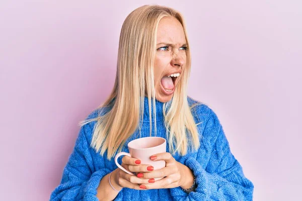 Joven Chica Rubia Vistiendo Suéter Invierno Bebiendo Una Taza Café —  Fotos de Stock