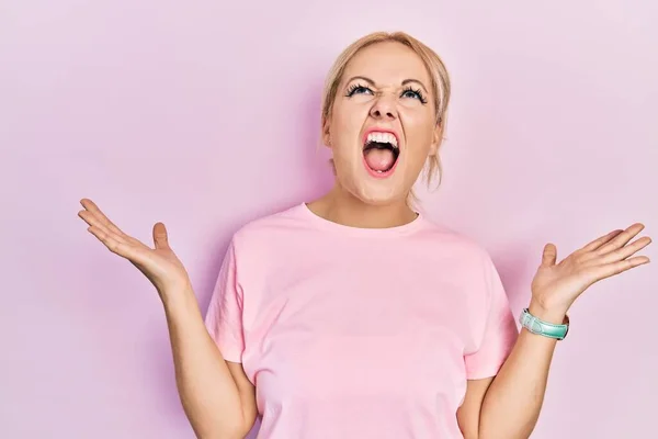 Jonge Blonde Vrouw Draagt Casual Roze Shirt Gek Gek Schreeuwen — Stockfoto