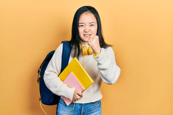 Menina Chinesa Jovem Segurando Mochila Estudantil Livros Com Raiva Louco — Fotografia de Stock