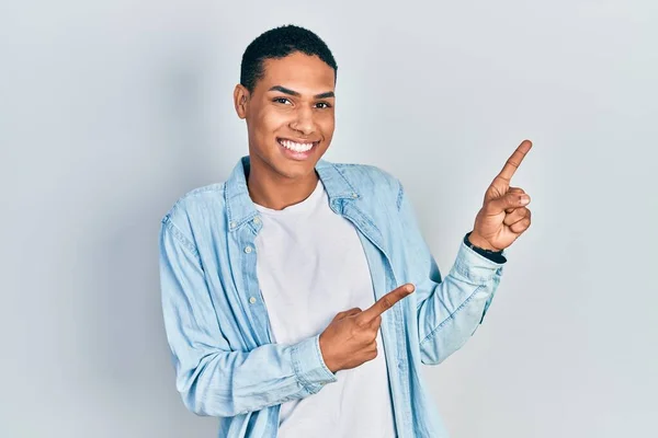 Junger Afrikanisch Amerikanischer Typ Lässiger Kleidung Lächelt Und Schaut Die — Stockfoto