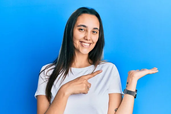 Junge Hispanische Frau Trägt Legeres Weißes Shirt Erstaunt Und Lächelt — Stockfoto