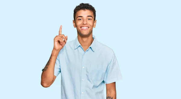 年轻英俊的非洲裔美国男人穿着休闲装 带着第一指尖 面带微笑 自信而快乐 — 图库照片