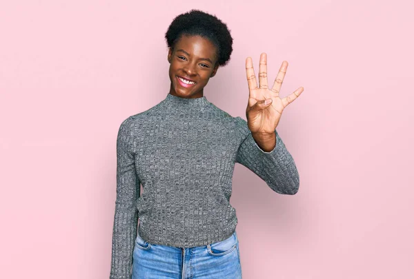 Jong Afrikaans Amerikaans Meisje Dragen Casual Kleding Tonen Wijzen Met — Stockfoto